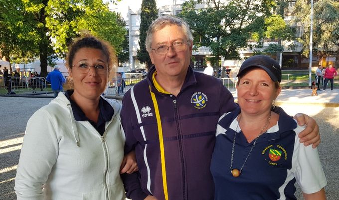 Le président Thierry Bondallaz (Thônex) entoure les finalistes du championnat genevois tête-à-tête féminnis. 
1. Beutler Céline (Euroboules)
2. Cassella Marie-Line (Euroboules)
3. Ercelep Akife (Onésienne)
3. Pythoud Marie-Thérèse (Le Camp)