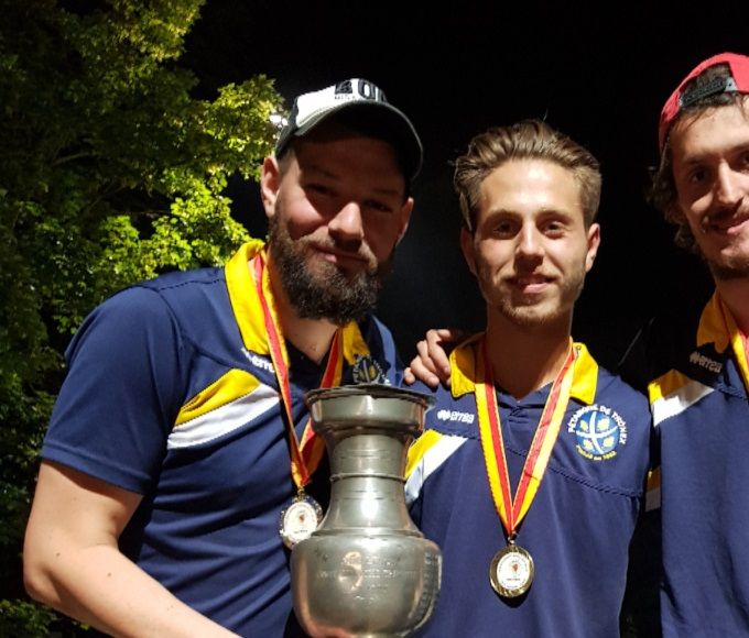 Vainqueur Coupe Genevoise Seniors - 1er juin 2019 - Thônex
1. Bondallaz Yann, Fleury Davide et Ammann Gaëtan (Thônex)
2. Abbé François, Basting Philippe et Ruffieux Kevin (P.S. Mategnin)
3. Billotet Jean-Marc, Falco Pascal et Taberlet Frédéric (Euroboules)
3. Von Niederhauser Serge, Delgado Luis Miguel et Beutler Dominique (Euroboules)
