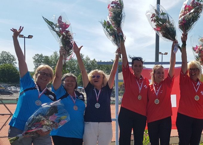 Podium Championnat de Suisse Triplettes A Dames 2019.
Championne de Suisse (Stalder Sonia, Metairon Emilie, Metairon Sylviane) Mitigé VD
2. Nobs Erika, reber Christa, Fuchs Dorothée (Mitigé SAP)
3. Muriset Laure, Hug Mylène, Theiler Nicole (Mitigé VD)
3. Begue Nicole, Schüpbach Yvonne, Bless Yvonne (PC Zurich)