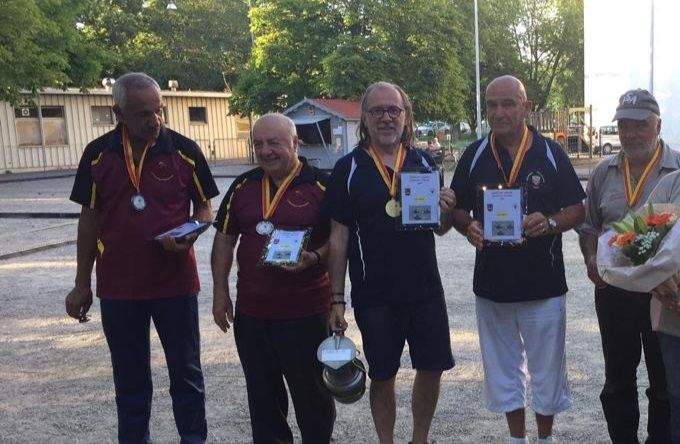 Podium Championnat Genevois Doublettes Vétérans 2019
1. Euroboules (Jean-Paul Emma, Didier Senezergues)
2. La Genevoise (Abderraouf Draief, Enrico Micco)
3. PS Mategnin (Nicole Walther, Claudio Stefani)
3. La Genevoise (Franck Waltzer, Jean-Claude David)