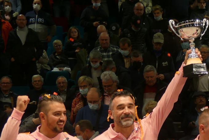 Et ce sera TOULOUSE !!!!
La grande équipe gagnante de ce Trophée des Villes 2021 🎉🏆
Une belle équipe, un beau parcours : félicitations au quatuor rose toulousain qui surclasse les marseillais dans cette finale en triplettes !