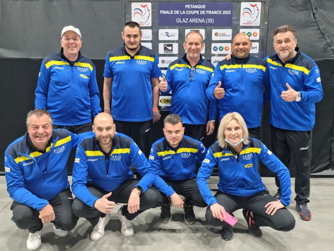 Arlanc a créé l’exploit en remportant la Coupe de France des clubs 2022 en dominant en finale le favori de la compétition, Fréjus, sur le score de 20 à 11, ce samedi 12 mars à la Glaz Arena (Cesson-Sévigné).

Les Auvergnats ont validé leur succès à l’issue d’une dernière triplette d’anthologie qui a duré près de 3 h, finalement gagnée 13-10 par Philippe Suchaud, Zvonko Radnic et Cyril Bégon. En face, Dylan Rocher a longtemps retardé l’échéance en sortant le bouchon à quatre reprises alors qu’Arlanc n’était plus qu’à un point de la victoire, d’abord à 12-6 puis à 12-10.

C’est la première Coupe de France remportée dans l’histoire d’Arlanc.
