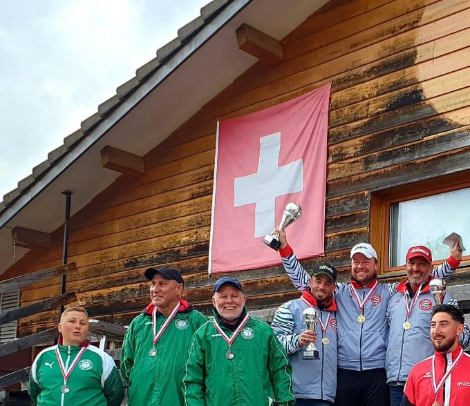 23 et 24 avril 2022 - Coupe de Suisse SENIORS 2022

1. MATTHEY Nicolas, COURNEDE Gaëtan et DURUSSEL David (Yverdonnoise)
2. LANDRECY Michel, KOC Ali et SOUALEM Frank (Meyrin Pétanque)
3. PASQUIER Anthony, YERLY Michel et CHANEY Dylan (Bulle)
3. MOLINAS Maïky, UTZ Alexandre et PITTET Alwin (Equipe Nationale)


